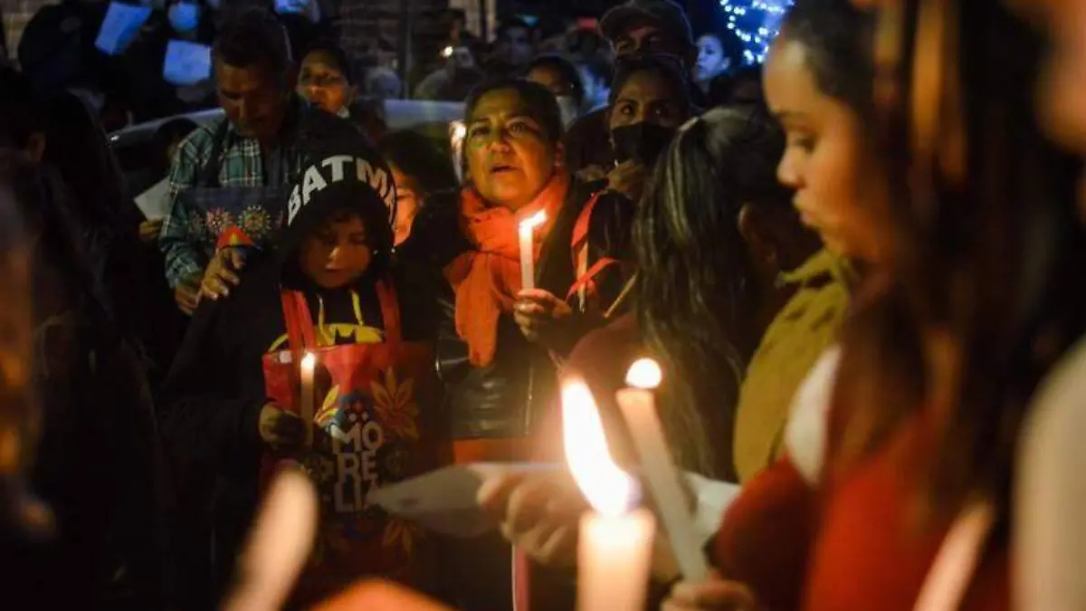 Personas con vela en una posada navideña